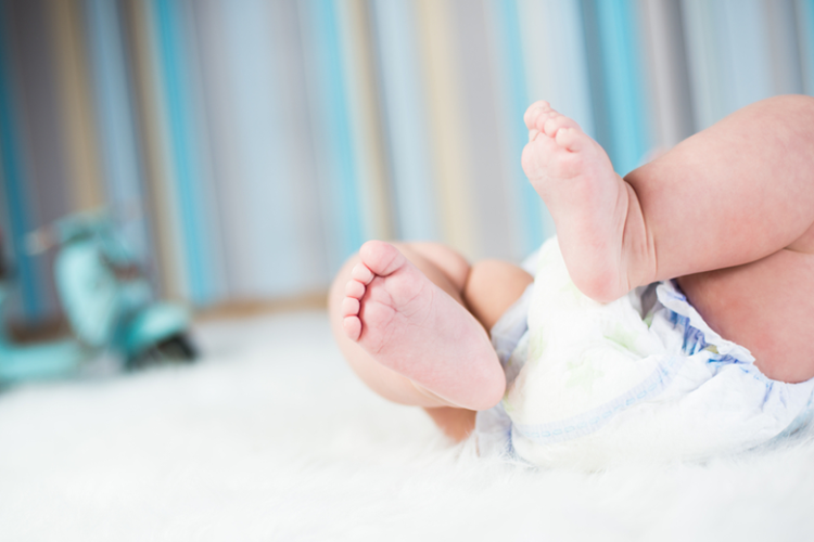 Niño en pañales acostado