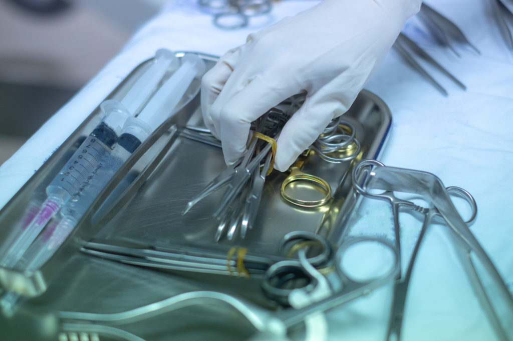 Instrumentos quirurgios en un quirofano