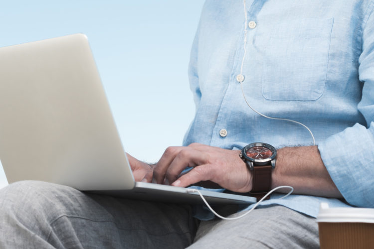 Hombre con su ordenador portátil realizando un cuestionario para autoevaluar en casa posibles problemas de próstata