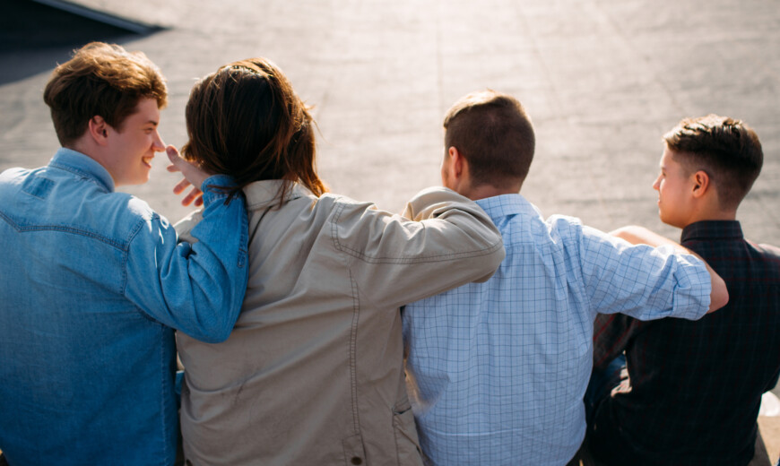 grupo de jovenes entre los 20 y 30 años Promedio